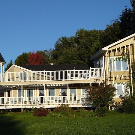 Dans Les Bras De Memphre Bed & Breakfast Magog Exterior foto