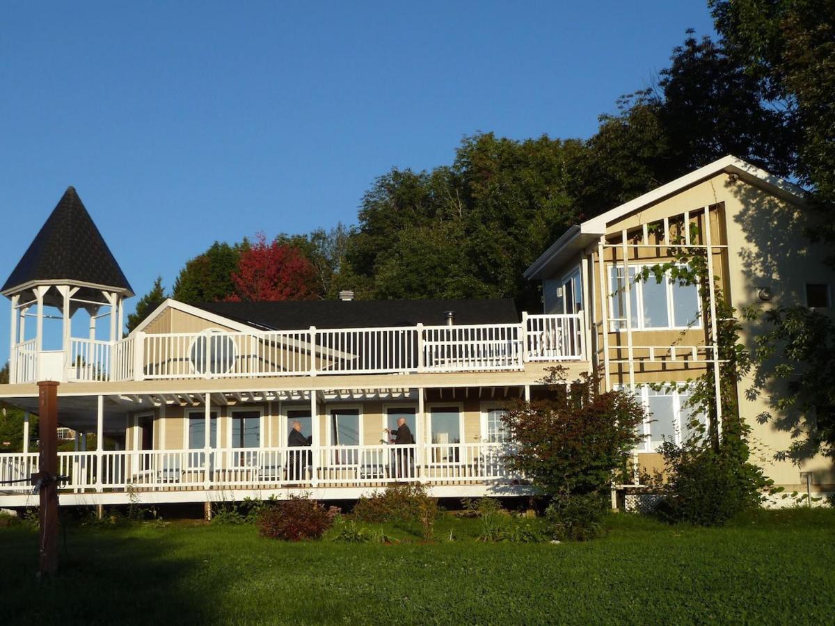 Dans Les Bras De Memphre Bed & Breakfast Magog Exterior foto