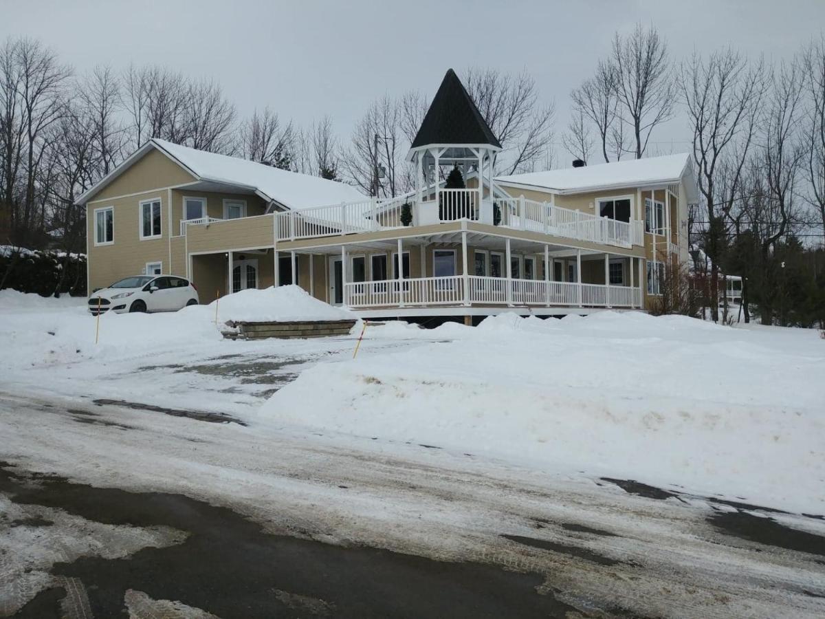 Dans Les Bras De Memphre Bed & Breakfast Magog Exterior foto