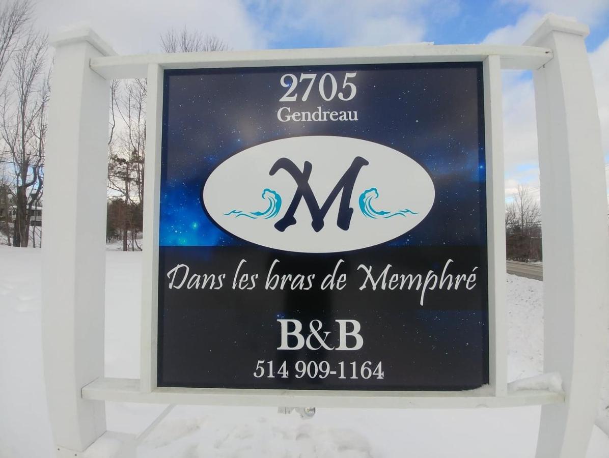 Dans Les Bras De Memphre Bed & Breakfast Magog Exterior foto
